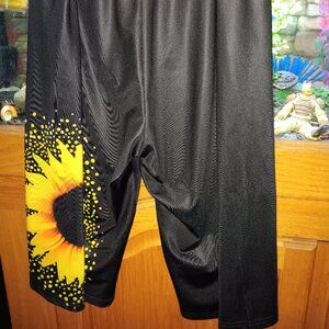 Womens Plus Size Capri 4xl Black with sunflower NWOT HOT!!